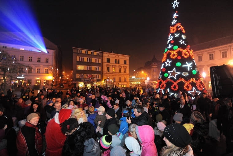 Uroczyste zapalenie lampek na choince ustawionej na placu Chrobrego w Bielsku-Białej 05.12.2014 JBielsko-Biala Uruchomienie oswietlenia choinki na pl.Chrobrego Fot . Lucek Cykarski / Agencja Gazeta SLOWA KLUCZOWE: choinka
