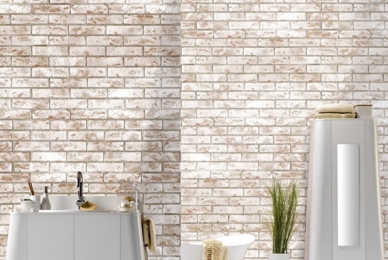 CEGLANY WĄTEK. Prawdziwa cegła lub bardziej praktyczna wykładzina przypominająca cegłę. Oba warianty wprowadzą ciepłą rustykalną nutę do aranżacji. Na zdjęciu wodoodporna ściana dekoracyjna Motivo, PCV, Vox. profile.vox.pl