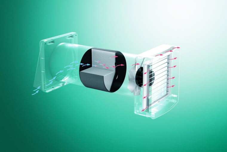 Rekuperator ścienny działa naprzemiennie. W jednym cyklu ze zużytego powietrza odbierane jest ciepło, a w drugim – to ciepło wykorzystywane jest do ogrzania świeżego powietrza z zewnątrz Rekuperator ścienny działa naprzemiennie. W jednym cyklu ze zużytego powietrza odbierane jest ciepło, a w drugim – to ciepło wykorzystywane jest do ogrzania świeżego powietrza z zewnątrz