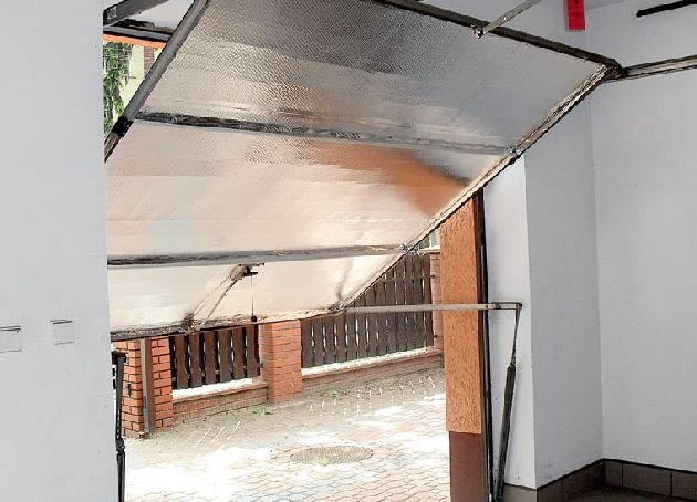 Przez tak ocieploną bramę ucieka znacznie mniej ciepła