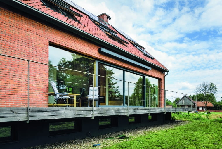 Przeszklenia o dużej powierzchni doprowadzają do wnętrz nie tylko więcej światła, ale i ciepła z energii słonecznej Przeszklenia o dużej powierzchni doprowadzają do wnętrz nie tylko więcej światła, ale i ciepła z energii słonecznej