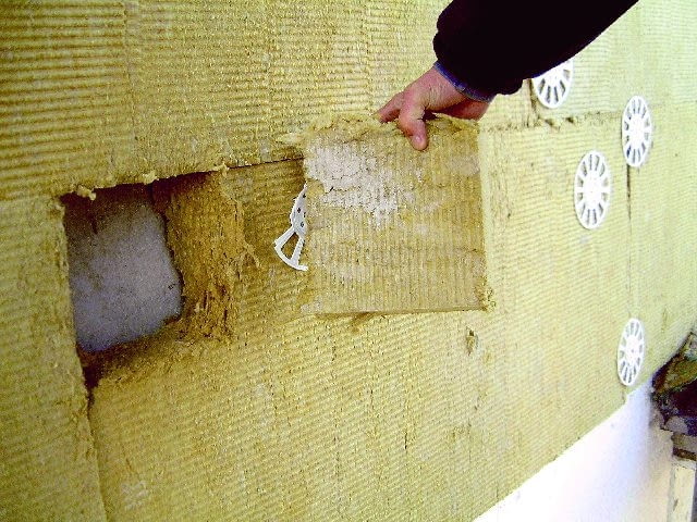 OCIEPLANIE SCIAN , SPRAWDZANIE NA MALEJ PROBCE JAKOSCI MOCOWANIA OCIEPLENIA KLEJONEGO FOT. WLODZIMIERZ KRUPA PUBLIKACJA LADNY DOM NR 11 (61) - 11.2003