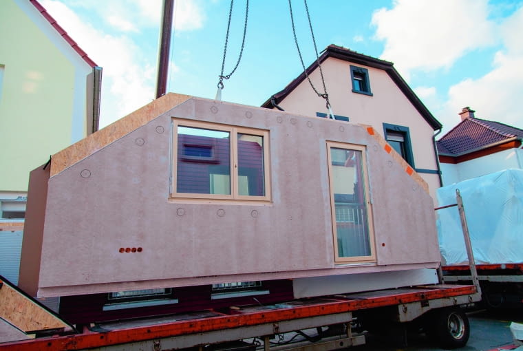 Jedną z najbardziej przekonujących zalet prefabrykacji jest niezwykła szybkość realizacji. Gotowe elementy dostaczone na plac budowy wystarczy tylko ze sobą połączyć. Po wykończeniu dom jest gotowy do zamieszkania Jedną z najbardziej przekonujących zalet prefabrykacji jest niezwykła szybkość realizacji. Gotowe elementy dostaczone na plac budowy wystarczy tylko ze sobą połączyć. Po wykończeniu dom jest gotowy do zamieszkania