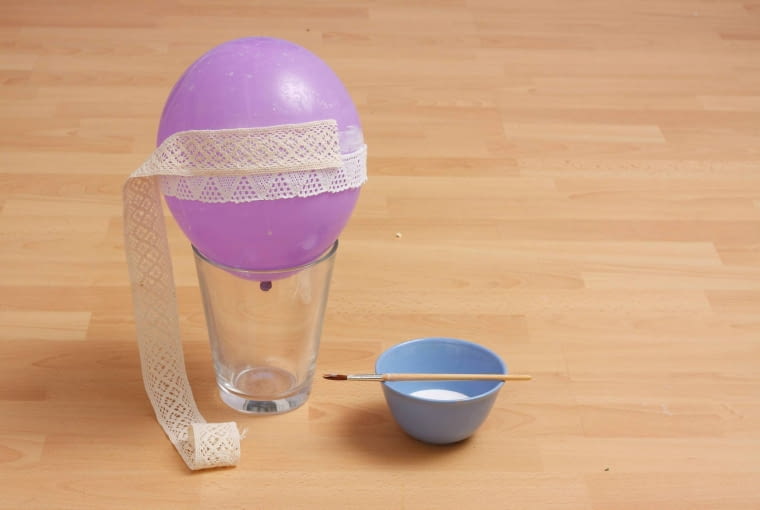 KROK 1. Na nadmuchany balonik naklejamy pasy koronkowej taśmy - każdy następny powinien nachodzić na następny. U góry zostawiamy otwór na żarówkę. Za pomocą pędzelka całą koronkę pokrywamy sporą ilością kleju. WNETRZA , DEORACJE Z KORONKI - WYKONANIE KORONKOWEGO ABAZURA STYLIZACJA KINGA KOLARY - SKOMRO FOT. RADOSLAW WOJNAR PUBLIKACJA CZTERY KATY NR 1 (219) - 1 2010 PUBLIKACJA CZTERY KATY NR 7 (249) - 7 2012 + DODATEK DEKORACJE Z TKANIN DO SAMODZIELNEGO WYKONANIA SLOWA KLUCZOWE: WNETRZE DEKORACJA MAJSTERKOWANIE - MODELARSTWO ZDJĘCIE DO WKŁADKI: PUBLIKACJA CZTERY KATY NR 1 (219) - CZASOPISMA