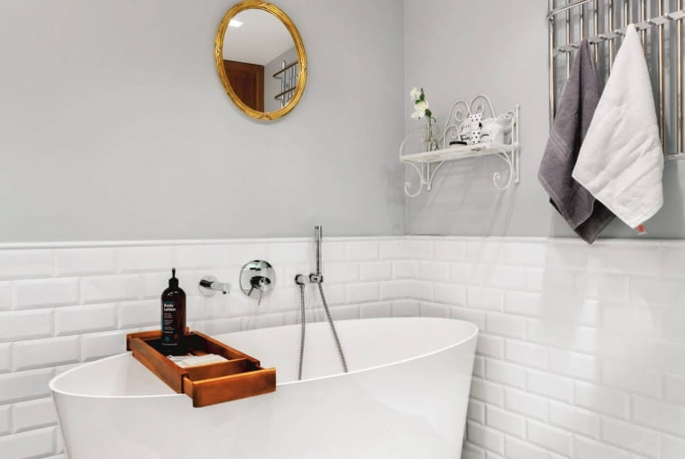 Łazienka z lamperią z płytek ceramicznych. Łazienka z lamperią z płytek ceramicznych.