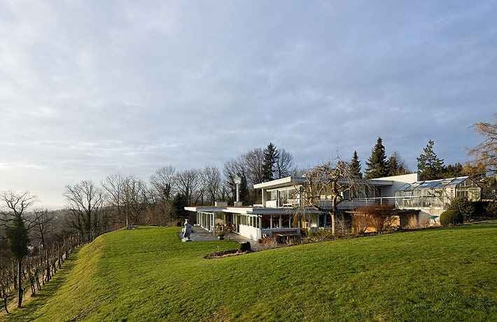 Stettfurt House, 1970 Ostatni projekt Neutry. Plany rozrysował jego syn Dion, a całą dokumentację ukończył szwajcarski architekt, z którym już wcześniej współpracował Neutra. Dom powstał w Thurgau w Szwajcarii. richard neutra, niemcy, modernizm, szwajcaria, wystawa, dom jednorodzinny