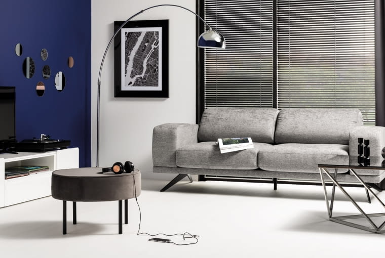 Meble na cienkich, delikatnych nóżkach wyglądają jakby unosiły się w powietrzu. Salon w stylu nowoczesnym