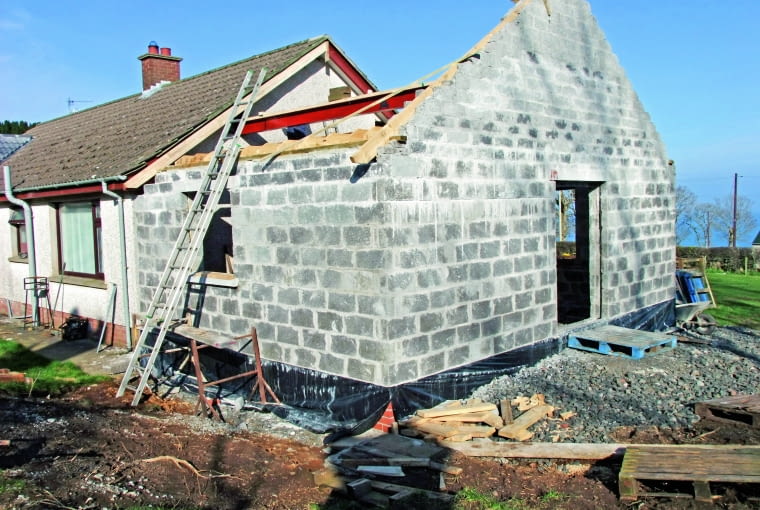 W odróżnieniu od przebudowy w wyniku rozbudowy domu może zmienić się kubatura lub powierzchnia użytkowa budynku. W tym przypadku oba parametry się zwiększają W odróżnieniu od przebudowy w wyniku rozbudowy domu może zmienić się kubatura lub powierzchnia użytkowa budynku. W tym przypadku oba parametry się zwiększają