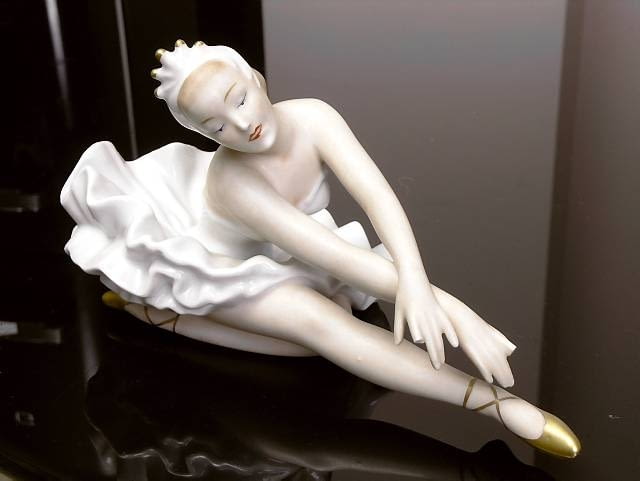 Porcelanowa figurka baletnicy to w mieszkaniu tancerki ozdoba obowiązkowa. W tym domu jest jednym z nielicznych bibelotów - pani domu świadomie z nich zrezygnowała. Jedynie na parapecie w sypialni stoi kilka drobiazgów i zdjęć. Pozostałe, łącznie z pucharami zdobytymi w turniejach tańca, zostawiła w domu rodziców. ONE TIME USE ONLY DO JEDNOKROTNEJ PUBLIKACJI