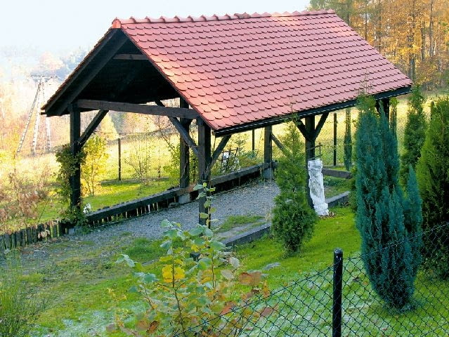 Narażona na podmuchy wiatru wiata musi mieć solidną konstrukcję dachu i dobrze zamocowane pokrycie dachu, na przykład z blachodachówki czy z gontów bitumicznych. fot. Grzegorz Otwinowski