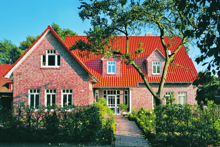 Dachówki nadają się do krycia prostych dachów dwuspadowych, ale również tych o bardzo skomplikowanym kształcie Dachówki nadają się do krycia prostych dachów dwuspadowych, ale również tych o bardzo skomplikowanym kształcie