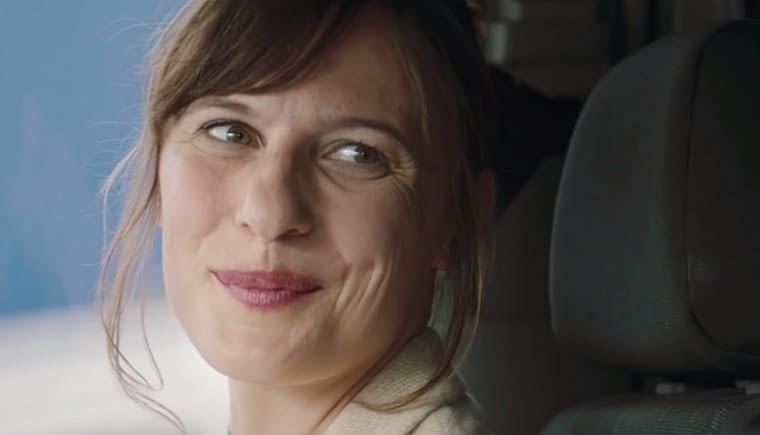 Mama wzruszona przeprowadzką syna Mama wzruszona przeprowadzką syna