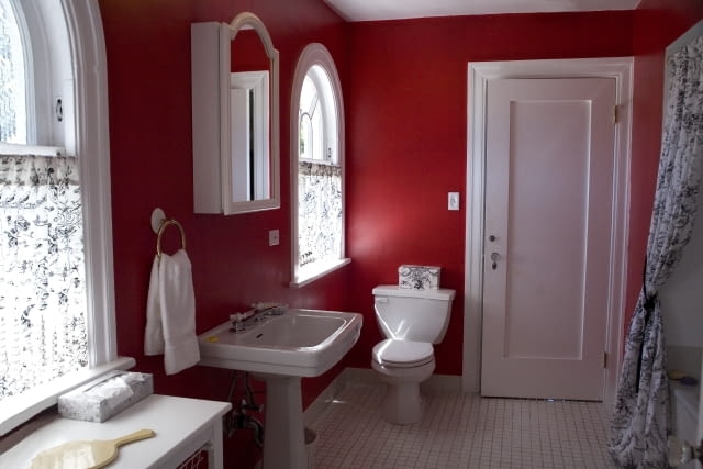 Wnętrza w czerwieni - łazienka 07 Aug 2006 --- Arched Windows in Red Bathroom with White Trim --- Image by Nancy Lazarus/Beateworks/Corbis