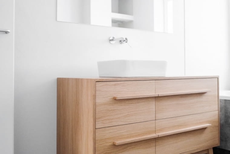 Komoda w łazience to także projekt studia Loft Kolasiński. Dom w Szczecinie pełen dobrego designu