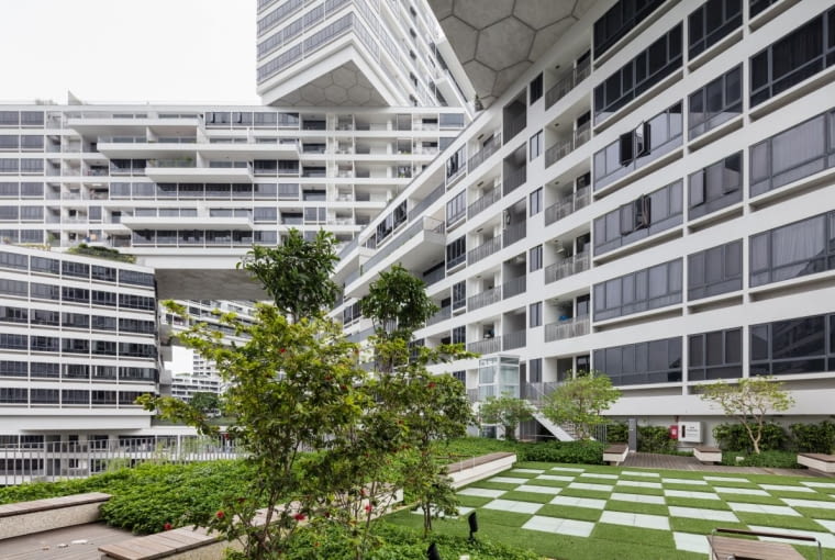 Interlace: apartamentowiec w Singapurze zaprojektowany przez OMA i Ole Sheerena. Wertykalna wioska złożona z 31 bloków poukładanych na sobie niczym klocki wokół zielonych dziedzińców.