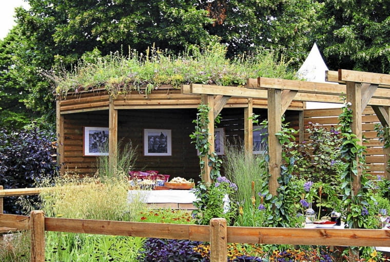 OGROD , DREWNIANA ALTANA Z DACHEM POROSNIETYM ROSLINAMI FOT. MALGORZATA DYRSKA PUBLIKACJA MAGNOLIA NR 8 (4) - 8 2012 SLOWA KLUCZOWE: OGROD ARCHITEKTURA ROSLINA ZDJĘCIE DO WKŁADKI: PUBLIKACJA MAGNOLIA NR 8 (4) - CZASOPISMA