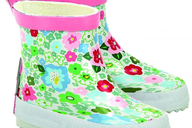 Krótkie kalosze w kwiatki dla najmłodszych ogrodników, różne kolory i wzory, wyjmowana wkładka, ok. 70 zł, mivo.pl.