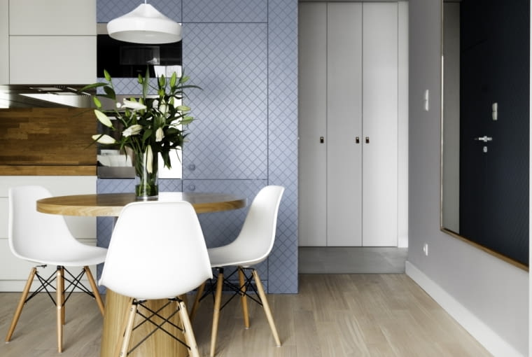 Ozdobą kuchni są designerskie, białe krzesła na drewnianych nogach. Ozdobą kuchni są designerskie, białe krzesła na drewnianych nogach.