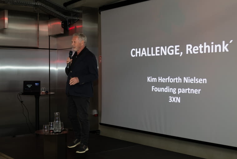 Kim Herforth Nielsen  podczas prezentacji zatytułowanej „Challenge: Rethink”