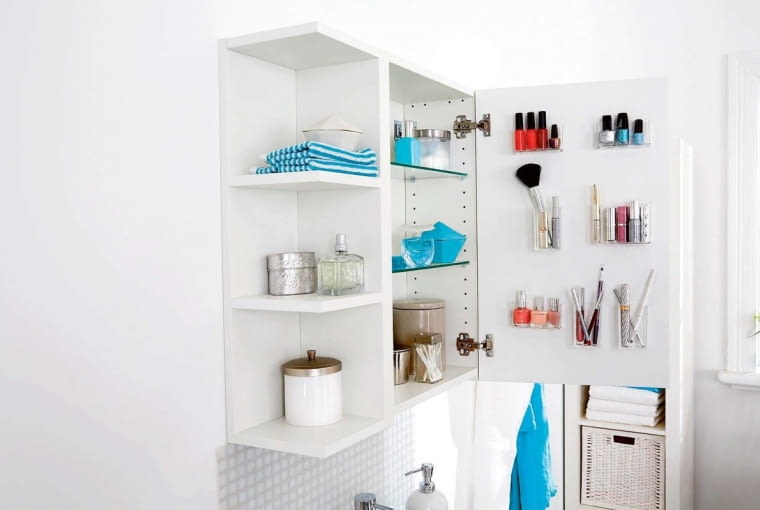 Wewnętrzna strona drzwiczek to też dobre miejsce na drobiazgi - płytkie 'kieszonki' na kosmetyki przymocujmy mocną dwustronną taśmą samoprzylepną.