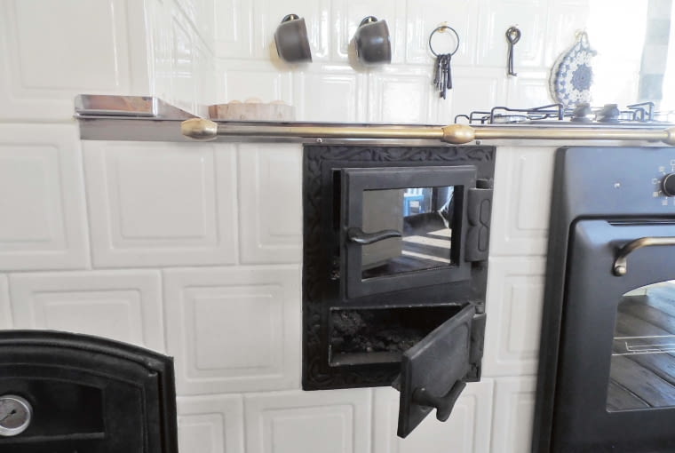 Palenisko ze szklanymi drzwiczkami, a pod nim popielnik. Palenisko ze szklanymi drzwiczkami, a pod nim popielnik.