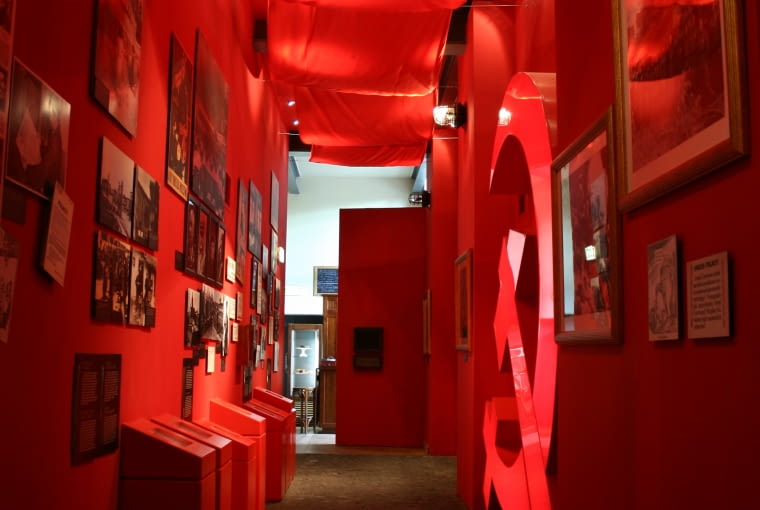 Fragmenty ekspozycji stałej Muzeum Powstania Warszawskiego