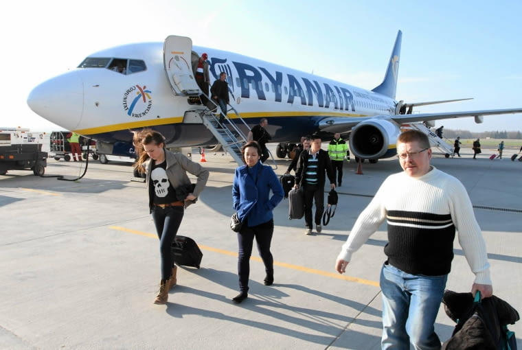Samolotem linii Ryanair z Wrocławia do Modlina już za 39 zł 28.03.2012 WROCLAW , LADOWANIE SAMOLOTOU RAYANAIR ZAINAUGUROWALO FUNKCJONOWANIE BAZY RYANAIR NA WROCLAWSKIM LOTNISKU IM. KOPERNIKA . FOT. MACIEJ SWIERCZYNSKI / AGENCJA GAZETA SLOWA KLUCZOWE: RYANAIR SAMOLOT LOTNISKO BAZA TANIE LATANIE BILETY TANIE LATANIE