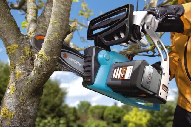 Praca pilarką akumulatorową jest lżejsza niż spalinową, ale także należy zachować ostrożność Praca z pilarką