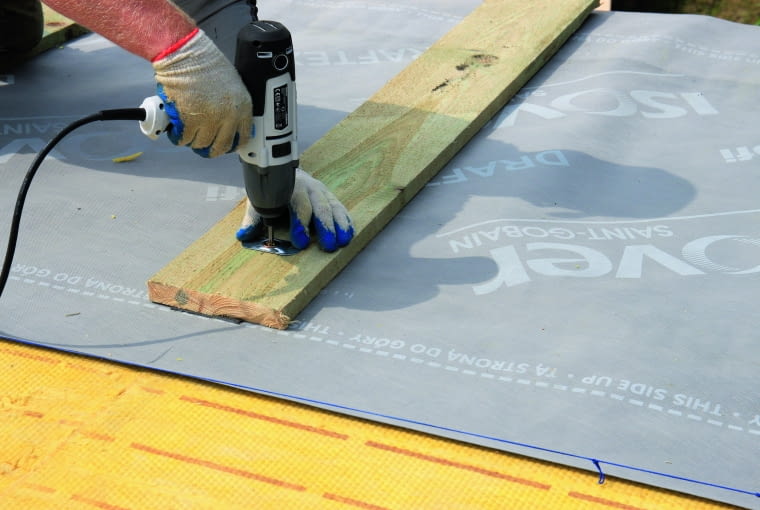 Dodatkową warstwę termoizolacji można umieścić nie tylko pod, ale  i nad krokwiami, wykorzystując odpowiedni system ociepleniowy