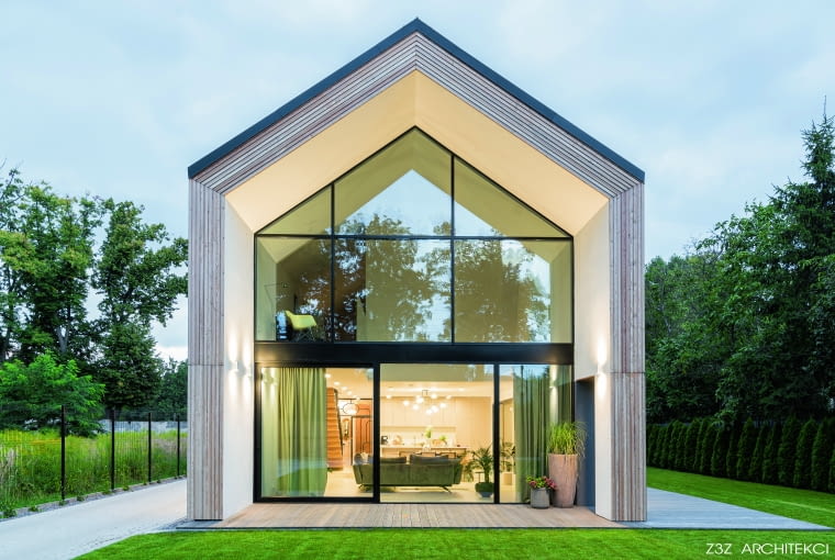 Duże przeszklenia  obecnie są jednym   z bardziej popularnych  trendów w architekturze.  Okna mają coraz większą  powierzchnię, często  przeszklone są nawet  całe ściany. Dzięki temu  do wnętrz wpada dużo  naturalnego światła   i wydają się one  większe niż   w rzeczywistości