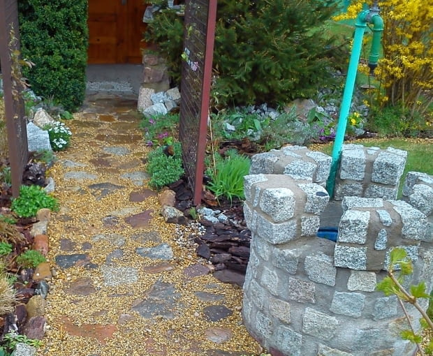 Studnia przed wejściem do domku na działce.