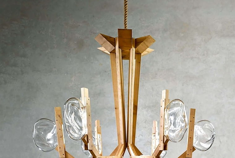 EKO ŻYRANDOL. Bracia Campana zawsze zaskakują. Tym razem projektem żyrandola Fungo, zainspirowanego kształtem grzybów porastających drzewa. Czy widzieliście takie połączenie w oświetleniu? Surowe drewno i klosze z dmuchanego szkła. lasvit.com/kookudesign.com