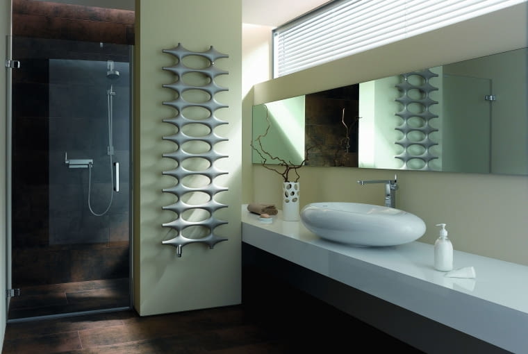 Gwiaździste elementy grzejnika łączą się  w jedyną w swoim rodzaju całość. Jako wyposażenie dodatkowe dostępne są obręcze,  haczyki lub wieszaki na ręcznik