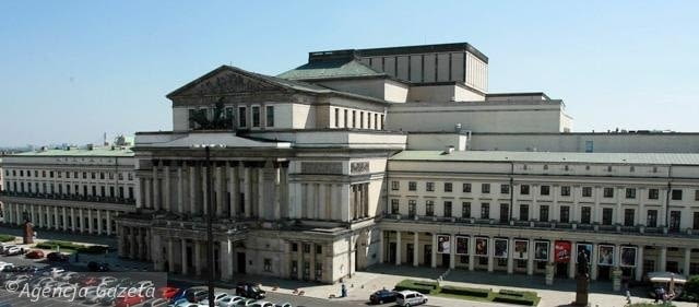Teatr Wielki. Gmach teatru zaprojektowany przez Antonia Corazziego został oddany do użytku w 1833 roku. Wielokrotnie przebudowywany, swoją dzisiejszą formę uzyskał po powojennej odbudowie, ukończonej w połowie lat sześćdziesiątych. Swego czasu był najnowocześniejszym budynkiem tego typu na kontynencie. Zwiedzimy pracownie teatralne, obejrzymy scenę, zbadamy tajemnice teatru i dowiemy się, jak wygląda miejsce pracy ludzi zatrudnionych za kulisami WARSZAWA , PLAC TEATRALNY , TEATR WIELKI , klasycyzm, uwolnij przestrzen, architektura polski