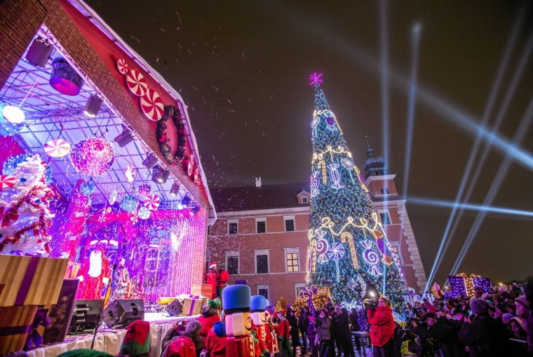 Iluminacja Traktu Królewskiego 06.12.2014 . Warszawa . Iluminacja Placu Zamkowego . Fot. Bartosz Bobkowski / Agencja Gazeta SLOWA KLUCZOWE: Swieta Iluminacja Swiatlo Plac Zamkowy