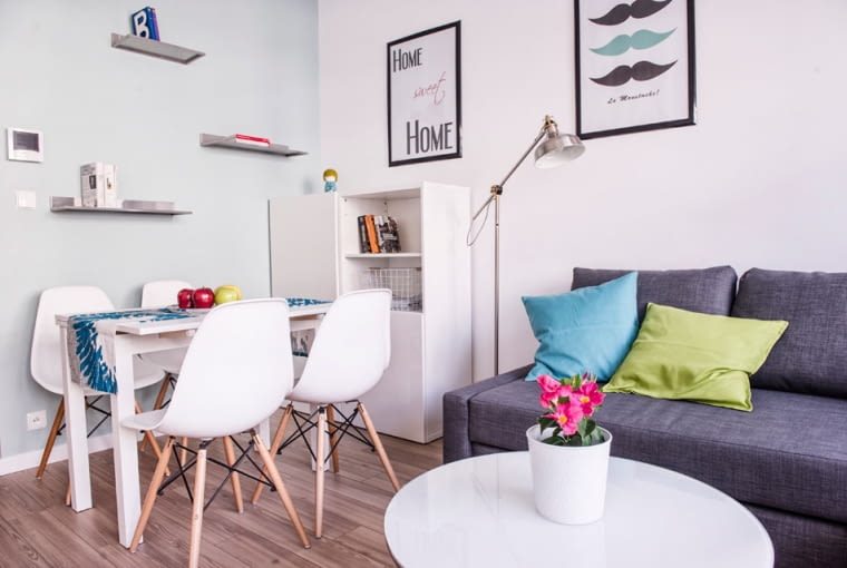 Salon z miętową ścianą Salon z miętową ścianą