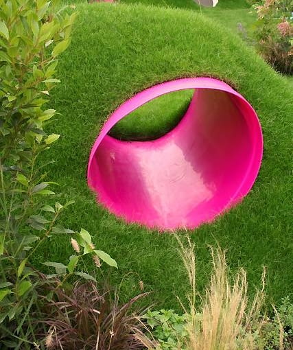 Dobry pomysł - tunel łączący najczęściej uczęszczane przez psa miejsca. Jest zarazem kryjówką przed deszczem i słońcem. Wydrążony pod rabatą ochroni ją przed stratowaniem.