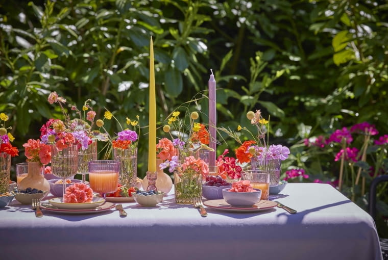 Wielkanoc w kwiatach – dekoracje z pelargoniami na świąteczny stół