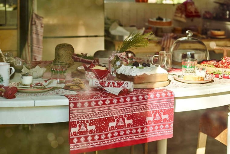 ZARA Home: obrus z nadrukiem renifera - 119 zł - 159 zł (w zależności od rozmiaru); wzorzysta lniana podkładka pod talerz - 39 zł' serwetki z nacięciami z ostrokrzewem (komplet 20 sztuk) - 59,90 zł. święta, boże narodzenie, ZARA Home