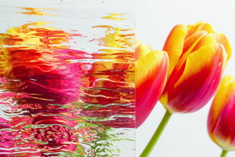 Możliwość zastosowania w oknach szyb o wyraźnie zaznaczonej strukturze zwiększa estetykę okna, a także podnosi poczucie prywatności, rozpraszając widok przez szybę