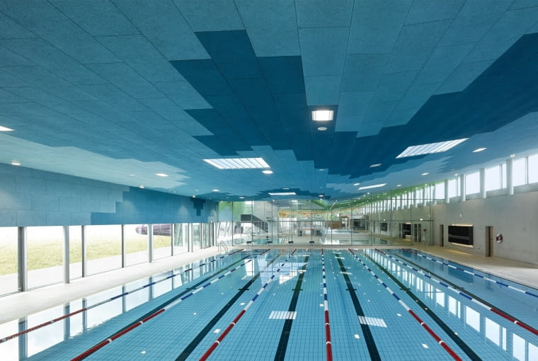 Hala basenowa aquaparku Wasserwelt Langenhagen ma nieregularny kształt dachu Hala basenowa aquaparku Wasserwelt Langenhagen ma nieregularny kształt dachu