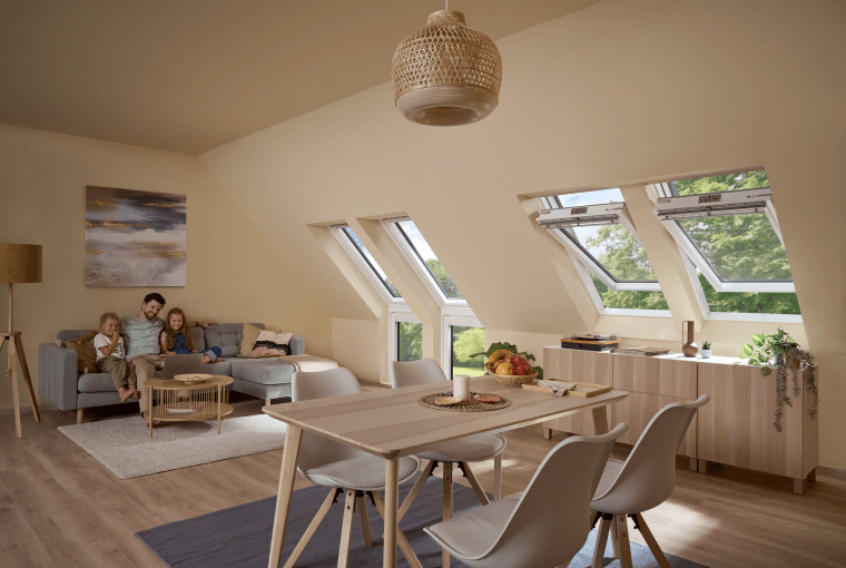 Nowe okna dachowe VELUX z trzyszybowym pakietem 64, sterowane elektrycznie