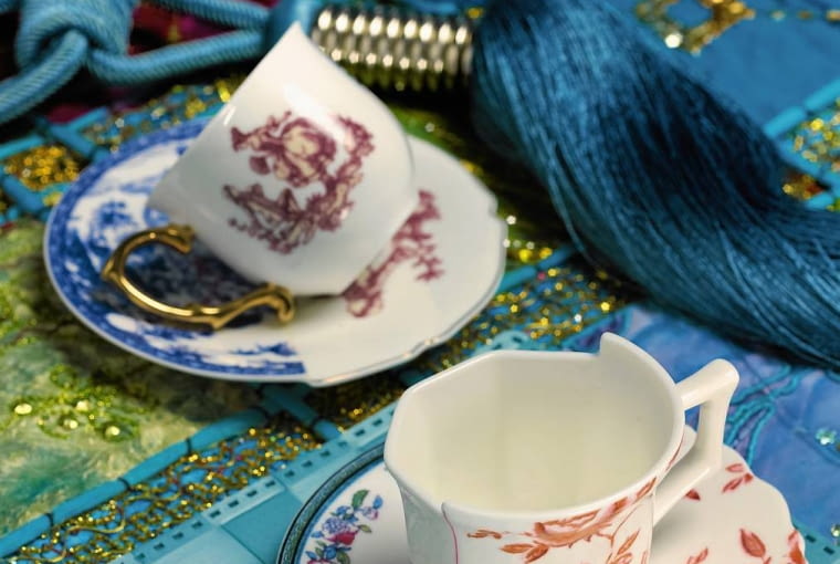 Filiżanki 104 zł/szt, Reset; chwost - 45,80 zł, Eurofirany; bieżnik (z cekinami) - 55 zł, India Market; podkładka - 3,99 zł, IKEA. 15.11.2012 , KOLOR I WZOR , STYLIZACJA JOANNA PLACHECKA , CZTERY KATY FOT. AGATA JAKUBOWSKA / AGENCJA GAZETA SLOWA KLUCZOWE: WNETRZA