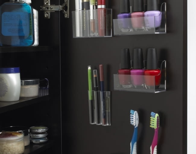 Przechowywanie kosmetyków bywa kłopotliwe. Problem ten rozwiąże nieduże pojemniczki przymocowane do wewnętrznej strony drzwiczek szafki łazienkowej.