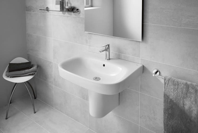 Propozycja firmy ROCA. Zestaw 1 i 2. Umywalka Debba - ścienna, z otworem na baterię i otworem przelewowym. Klasyczny kształt zaokrąglonymi brzegami wpisuje się w każdą przestrzeń łazienkową. Wymiary: szer. 60/gł. 48 cm. Cena: 152 zł