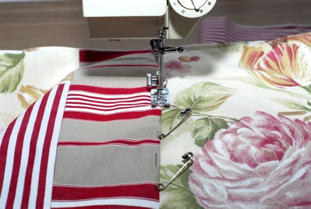 6. W miejscach, gdzie w rolecie stanowiącej podkład są tunele na poprzeczne drążki, wzmacniamy połączenia, przeszywając obie tkaniny zwykłym ściegiem. Górę i dół podszywamy ręcznie, delikatnie naprężając materiał.