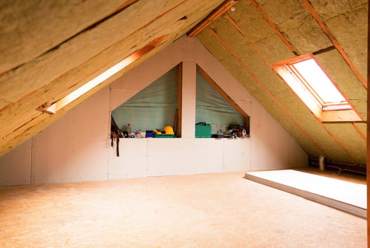 Wymiana pokrycia dachowego i ocieplenie połaci jest przedsięwzięciem trudnym i kosztownym. Jednak zdarzają się sytuacje, w których nie da się tego uniknąć, bo doraźne naprawy są tylko maskowaniem problemu