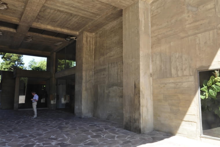 Jednostka Marsylska, proj. le Corbusier - wejście do foyer z podcienia