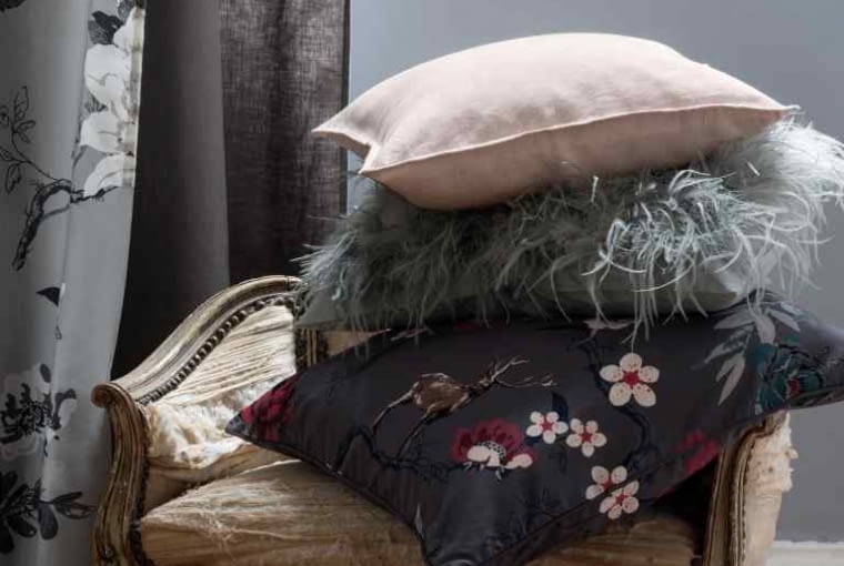 Różowa poduszka (na dole), 39,90 zł, H&M Home Różowa poduszka (na dole), 39,90 zł, H&M Home