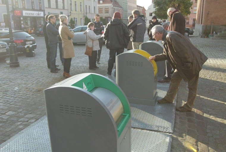 05.11.2014 Torun . Ostatnie przygotowania przed oddaniem do uzytku podziemnych pojemnikow na odpady na Rynku Nowomiejskim w Toruniu . Fot. Wojciech Kardas / Agencja Gazeta DLOTO strony lokalne GW - Toruń SLOWA KLUCZOWE: podziemne smietniki podziemny smietnik kosz na smieci ZDJĘCIE DO WKŁADKI: DLOTO strony lokalne GW - Toruń